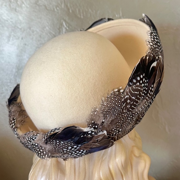 OUTSTANDING 1970's DESIGNER IVORY FELT HAT + MULTICOLORED FEATHERS ON  BRIM - Picture 8 of 13